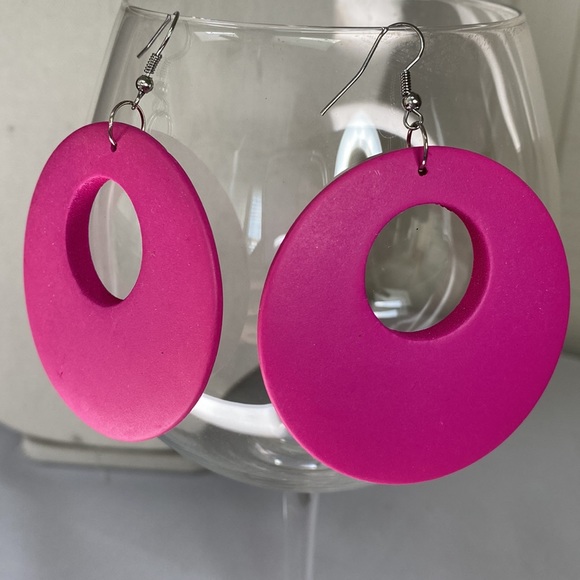 Fun hot pink open circle wood earrings - Picture 2 of 3
